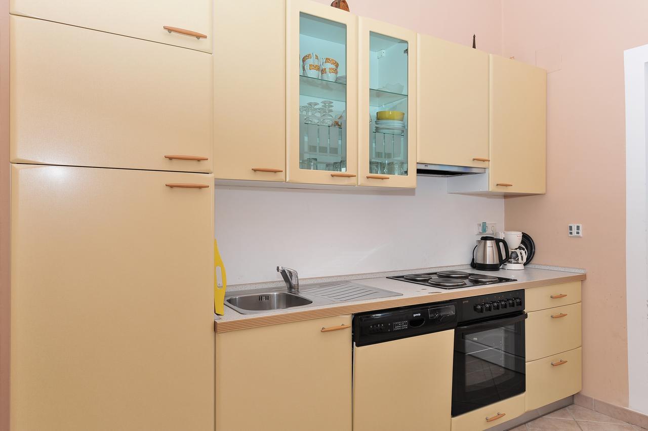 Dominique Apartma *